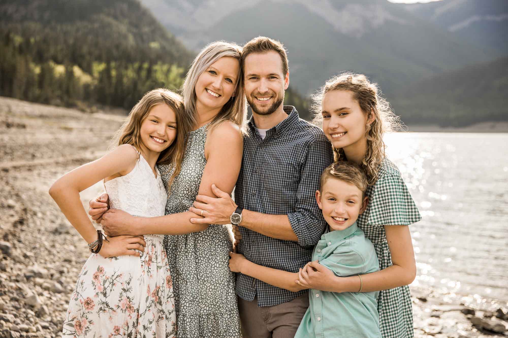 Calgary and Banff family photographer, extended family on the beach in the mountains in Kananaskis Country