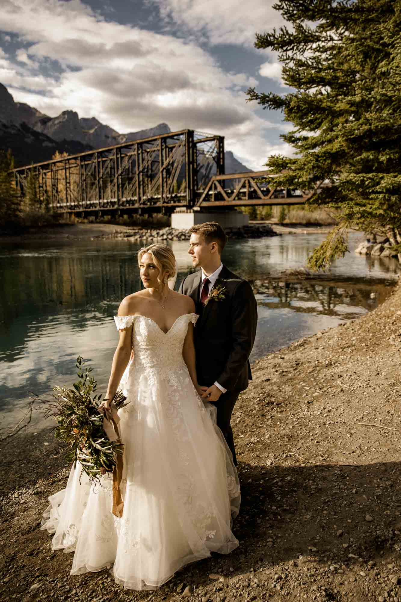Calgary and Canmore wedding photographer, photography during a wedding at the Bear and Bison Inn in Canmore in the mountains